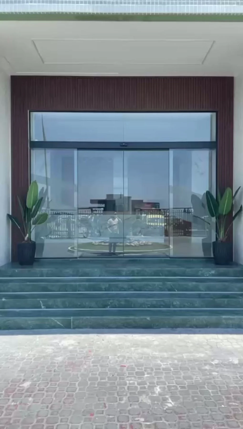 Arquitetura Contemporânea na Entrada do Condomínio Sunshine — imagem 1
